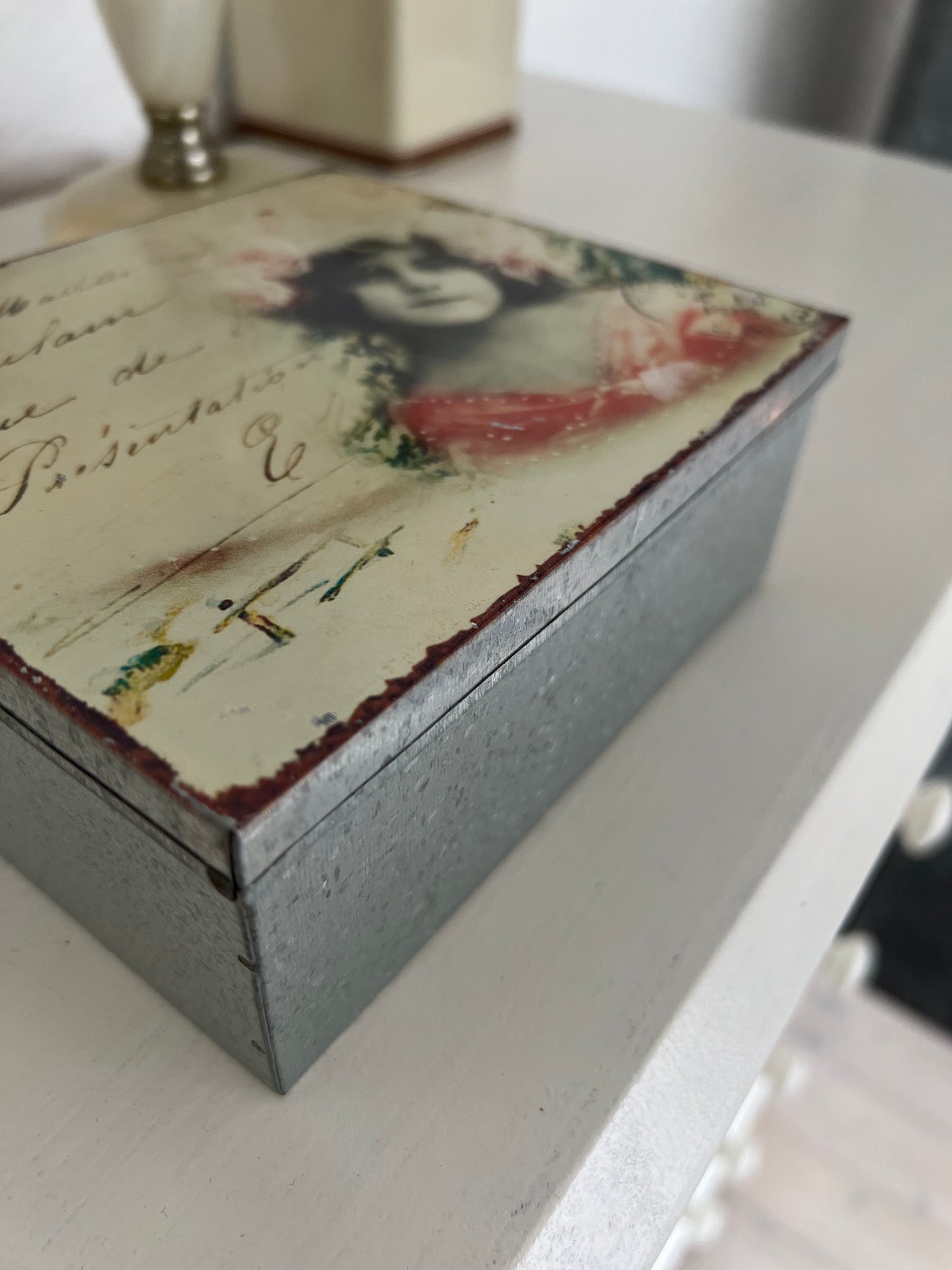 Plåtburk Motiv, Grå